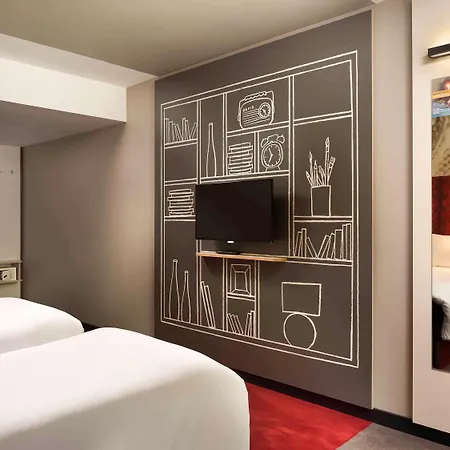 Ibis Budapest Heroes Square Exterior photo