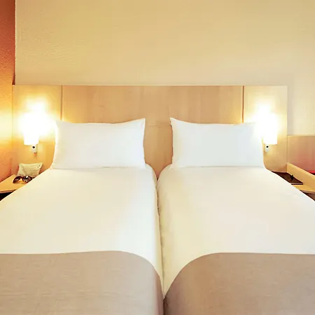 Ibis Budapest Heroes Square Exterior photo